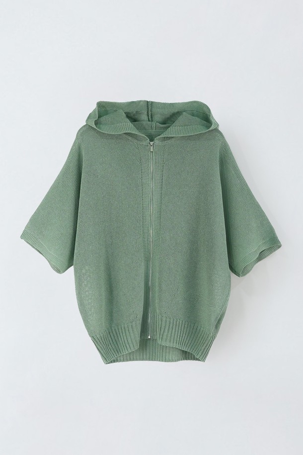 린넨 블랜디드 니트 후드 가디건 E5HM41은 부드러운 촉감이 특징인 여성용 가디건입니다. 레이온, 린넨, 폴리에스터 혼방 소재로 제작되어 여름철에도 시원하게 착용할 수 있습니다. 루즈핏 디자인에 민트 컬러, 무지 패턴으로 캐주얼하고 베이직한 스타일을 연출합니다. 얇은 두께의 반소매 기장이며, 후드와 지퍼형 여밈 디테일이 돋보입니다. 일상복으로 편안하게 활용하기 좋은 아이템입니다.
