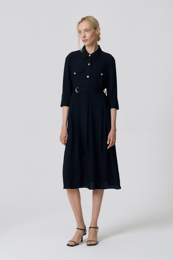 세련된 무드의 벨티드 플레어 원피스 N5HM21입니다. 허리 라인을 강조하는 벨트와 가슴부터 잡힌 플리츠 디테일이 특징이며, 금장 버튼으로 포인트를 더했습니다. 안감과 주머니가 있어 실용적이며, 플레어 치마와 긴 소매 디자인으로 여성스러운 실루엣을 연출합니다.
