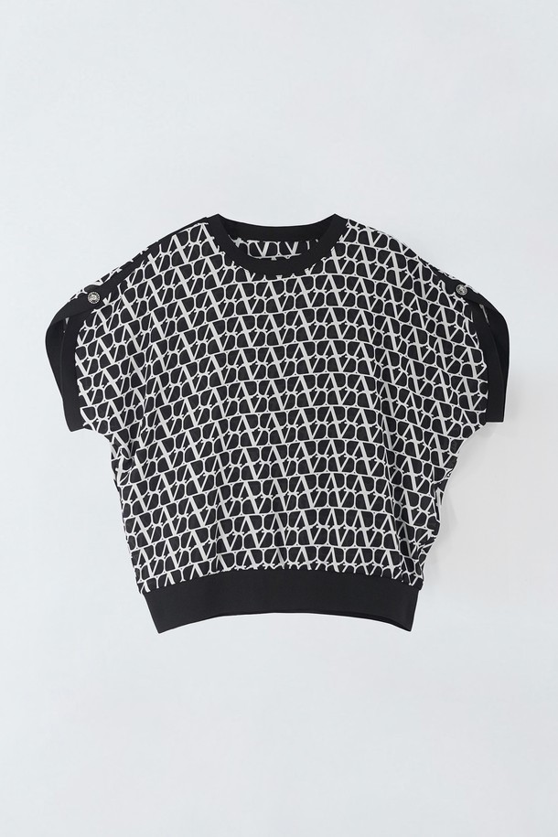 블랙 컬러의 라운드 레글런 패턴 블라우스 E5HM36은 여름철 일상복으로 적합하며, 얇은 폴리에스터 소재로 제작되어 시원하게 착용할 수 있습니다. 레글런 소매 디자인과 라운드넥으로 베이직한 스타일을 연출하며, 패턴이 돋보입니다. 레귤러핏의 반소매 블라우스로, 약간의 비침이 있습니다.
