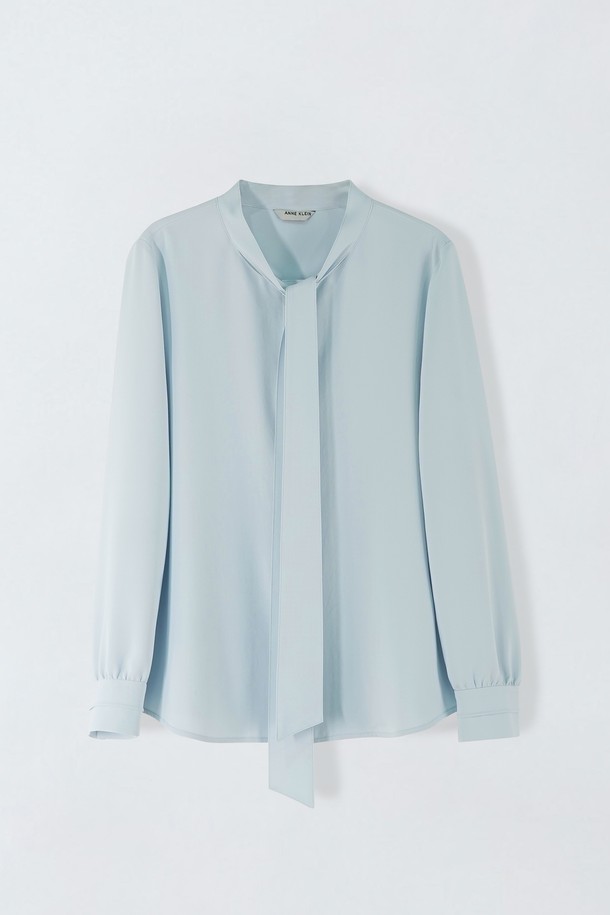 라운드 타이 블라우스 S5HM35는 페일핑크와 스카이 두 가지 색상으로 출시된 여성용 블라우스입니다. 폴리에스터 소재의 레귤러핏 긴소매 블라우스로, 라운드넥과 타이 디테일이 우아하고 세련된 분위기를 연출합니다. 봄, 가을에 데일리 또는 포멀하게 착용하기 좋으며, 비침 없이 부드러운 촉감과 약간의 신축성으로 편안하게 입을 수 있습니다.
