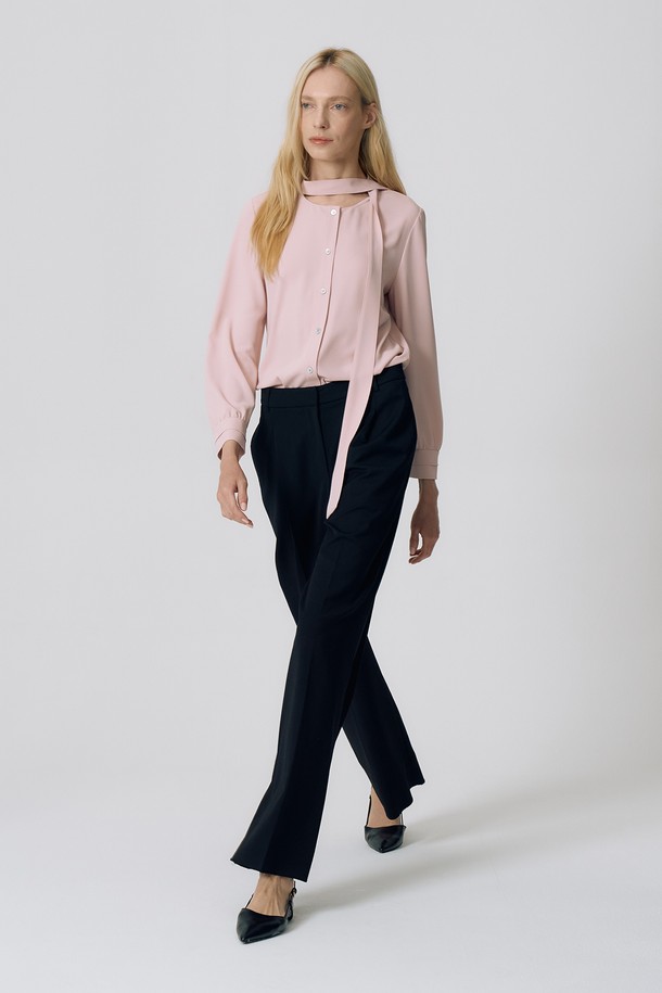 라운드 타이 블라우스 S5HM35는 여성스러운 실루엣을 연출하는 블라우스입니다. 스카이블루와 페일핑크 두 가지 색상으로 출시되었으며, 부드러운 폴리에스테르 소재에 라운드넥과 긴 소매, 레귤러핏으로 디자인되었습니다. 우아하고 엘레강스한 스타일을 강조하며, 타이 디테일이 포인트로 더해져 포멀한 자리뿐만 아니라 일상에서도 세련되게 활용할 수 있습니다.
