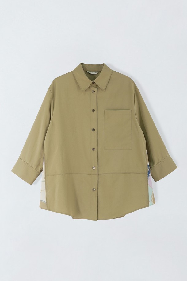 오버핏 사이드 프린팅 블라우스 S5HM34는 여성용 블라우스로, 봄, 가을에 착용하기 좋습니다. 부드러운 폴리에스테르 소재로 제작되어 편안한 착용감을 선사하며, 얇은 두께감으로 가볍게 걸치기 좋습니다. 오버핏 디자인과 긴 소매, 레귤러 기장으로 어떤 스타일에도 잘 어울립니다. 옐로우, 스키 베이지, 화이트 세 가지 색상으로 출시되었으며, 프린팅 패턴과 가슴 포켓 디테일이 돋보입니다. 카페룩, 데이트룩으로 미니멀, 캐주얼, 클래식한 스타일을 연출해보세요.
