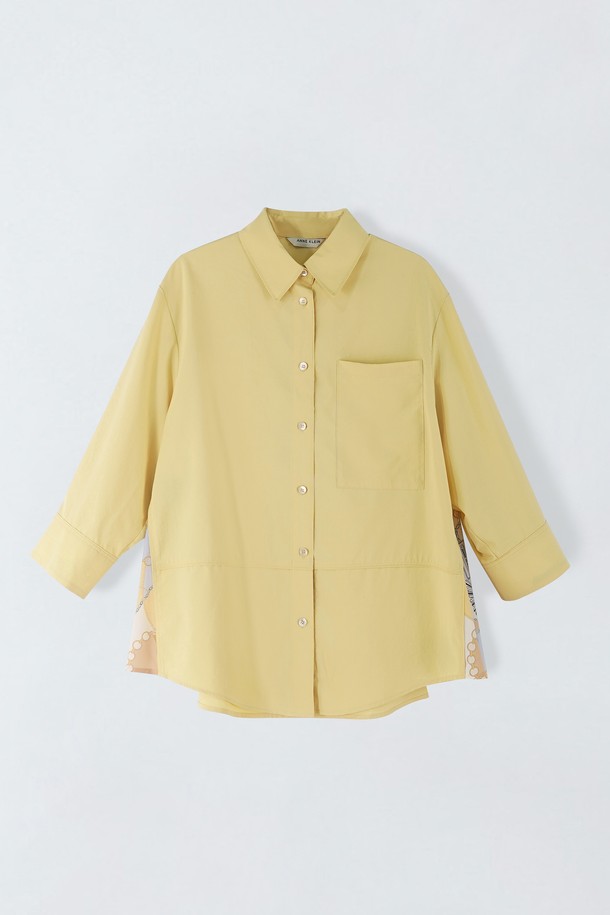 오버핏 사이드 프린팅 블라우스 S5HM34는 봄, 가을에 어울리는 여성 의류입니다. 스키 베이지, 옐로우, 화이트 세 가지 색상으로 출시되었으며, 7부 소매의 크롭 기장으로 시원함을 더했습니다. 릴랙스핏 실루엣과 차이나칼라 디자인이 특징이며, 가슴 포켓 디테일과 사이드 프린팅으로 포인트를 주었습니다. 폴리에스테르 소재로 제작되어 얇고, 신축성이 없으며 비침 없는 착용감을 선사합니다. 데이트룩, 카페룩, 봄 소풍룩 등 다양한 TPO에 맞춰 캐주얼, 미니멀, 클래식 스타일을 연출할 수 있습니다.
