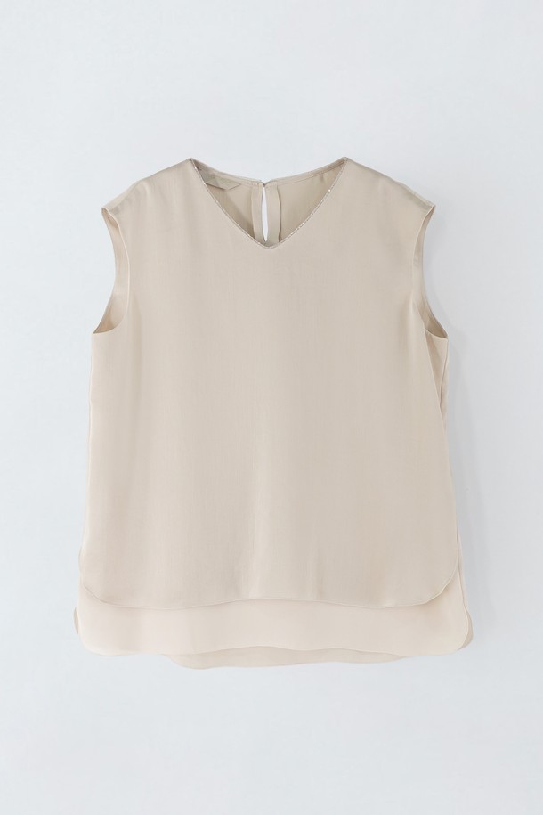 **V넥 실키 슬리브리스 N5HM22**는 부드러운 촉감의 폴리에스터 소재로 제작된 여성 블라우스입니다. 스키베이지와 민트 두 가지 색상으로 출시되었으며, 우아한 스타일을 연출하는 레귤러핏 민소매 디자인입니다. 얇은 두께감과 실키한 텍스처, 은은하게 비치는 매력이 특징이며, V넥 라인과 비즈 장식으로 포인트를 더했습니다.
