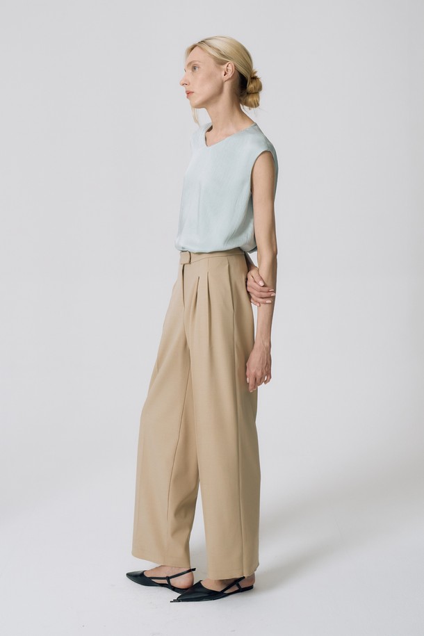 "V넥 실키 슬리브리스 N5HM22"는 여성스러운 무드를 연출하는 여름 블라우스입니다. 민트와 스키베이지 두 가지 색상으로 출시되었으며, 부드러운 폴리에스터 소재와 얇은 두께감으로 시원하고 편안한 착용감을 선사합니다. 은은하게 비치는 실키한 소재와 V넥 디자인, 비즈 장식이 우아한 스타일을 완성하며, 레귤러 핏으로 자연스러운 실루엣을 연출합니다.
