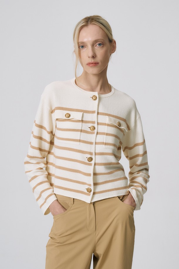 라운드 스트라이프 가디건 N5HM27은 여성용 상의 니트/스웨터로, 바닐라베이지와 블랙 두 가지 색상으로 만나볼 수 있습니다. 봄, 가을 계절에 어울리며, 베이직한 스타일을 연출하기에 좋습니다. 레귤러 핏, 라운드넥 디자인에 보통 두께감으로 제작되었으며, 부드러운 촉감의 면 소재를 사용하여 편안한 착용감을 선사합니다. 가슴 포켓 디테일과 신축성이 좋은 스트라이프 패턴의 가디건으로, 단독 또는 레이어링하여 데이트룩, 카페룩 등 다양한 스타일을 연출할 수 있습니다.
