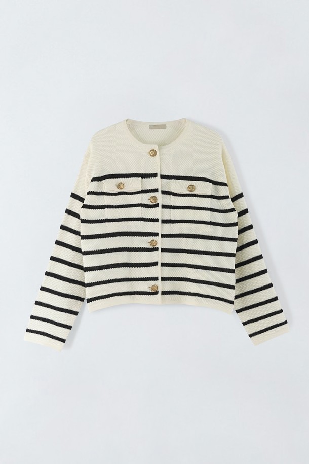 라운드 스트라이프 가디건 N5HM27은 여성용 니트/스웨터 상의로, 봄, 가을에 착용하기 좋습니다. 바닐라베이지와 블랙 두 가지 색상으로 출시되었으며, 캐주얼, 클래식, 미니멀 스타일을 연출할 수 있습니다. 라운드 넥 크롭 기장의 긴소매 가디건으로, 면 소재에 특유의 플레팅 니팅 촉감을 더했습니다. 가슴 포켓이 있으며, 단독 또는 다양한 레이어링이 가능하고 신축성이 좋아 편안하게 착용할 수 있습니다. 데이트룩, 카페룩, 쇼핑룩 등 다양한 TPO에 활용하기 좋습니다.
