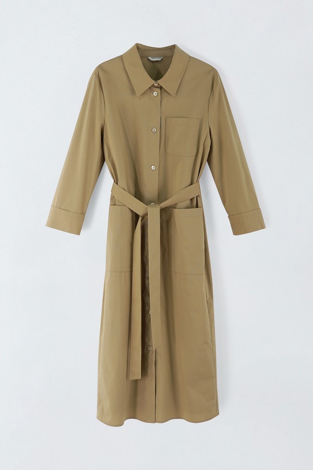 **스트랩 셔츠 원피스 O5HM17**

다크베이지와 카키 두 가지 색상으로 출시된 스트랩 셔츠 원피스입니다. 면, 나일론, 폴리우레탄 혼방 소재로 제작되어 봄, 가을에 적합하며, 데일리 및 포멀한 룩 모두 연출할 수 있습니다. 클래식한 무드의 셔츠 칼라와 A라인 치마핏이 특징이며, 허리 스트랩으로 여성스러운 실루엣을 강조합니다. 긴소매에 무지 디자인으로, 오피스룩과 모임룩에 미니멀하고 세련된 스타일을 더해줍니다. 포켓이 있어 실용성을 높였으며, 약간의 신축성으로 편안한 착용감을 선사합니다.
