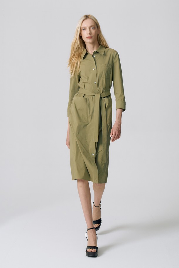 스트랩 셔츠 원피스 O5HM17는 여성용 셔츠 원피스로, 다크베이지와 카키 두 가지 색상으로 제공됩니다. 봄, 가을에 착용하기 좋으며, 데일리룩부터 포멀한 자리까지 폭넓게 활용할 수 있습니다. 클래식한 무드를 연출하며, 허리 스트랩으로 사이즈 조절이 가능하여 더욱 세련된 핏을 선사합니다. 면, 나일론, 폴리우레탄 혼방 소재로 제작되었으며, 긴소매에 셔츠칼라 디자인으로 단정함을 더했습니다. 포켓이 있어 실용적이며, 비침 걱정 없이 편안하게 착용할 수 있습니다.
