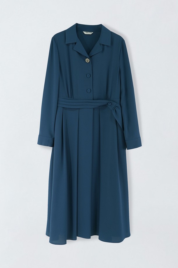 "스트랩 플레어 원피스 O5HM16"은 여성스러운 스타일의 플레어 핏 원피스로, 봄, 가을에 착용하기 좋습니다. 블루와 다크네이비 두 가지 색상으로 만나볼 수 있으며, 유연한 촉감과 긴소매 디자인, 허리 뒷 밴딩, 신축성 좋은 소재로 편안한 착용감을 선사합니다. 폴리에스터, 나일론, 레이온 혼방의 스트라이프 패턴으로 데일리룩 및 특별한 날 모두 활용 가능합니다.
