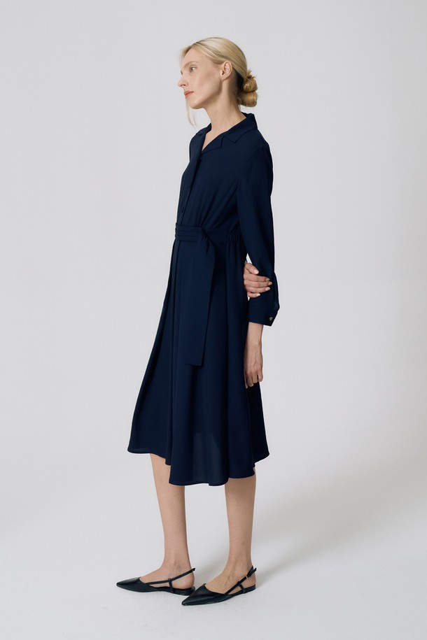 **스트랩 플레어 원피스 O5HM16는 여성스러운 실루엣을 연출하는 플레어 디자인의 원피스입니다.** 부드러운 폴리에스터, 나일론, 레이온 혼방 소재로 제작되었으며, 라운드넥에 긴 소매 기장으로 봄, 가을에 적합합니다. 블루와 다크네이비 두 가지 색상으로 출시되었으며, 신축성이 좋고 허리 뒷 밴딩으로 편안한 착용감을 선사하여 데일리룩과 특별한 날 모두 활용 가능합니다.
