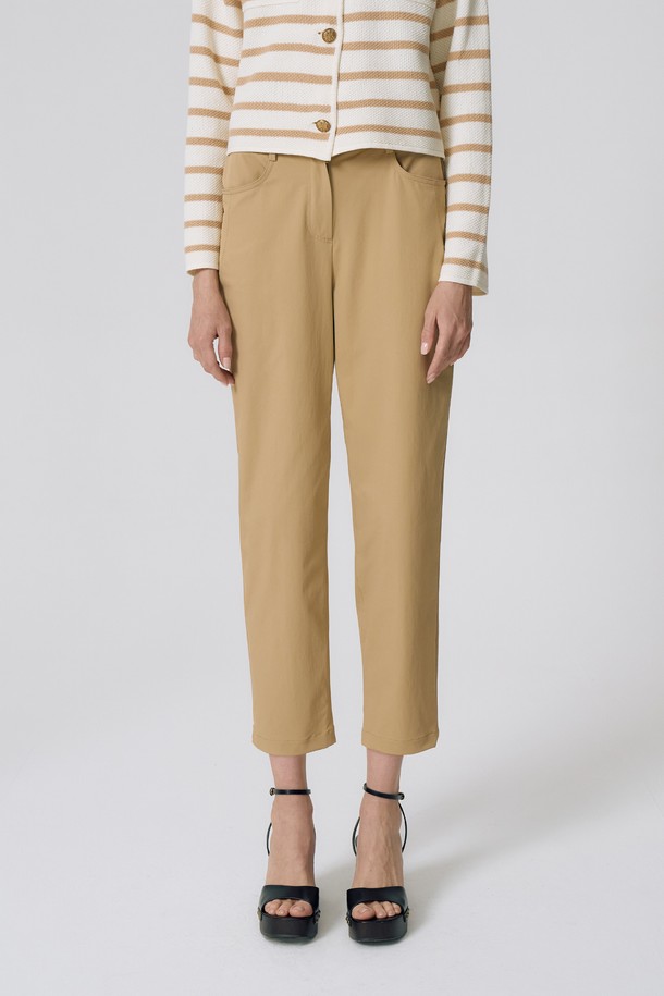 세미 스트레이트 팬츠 S5HM54는 미니멀한 스타일을 추구하는 여성분들을 위한 여름철 필수 아이템입니다. 바닐라 베이지, 화이트 두 가지 색상으로 출시되었으며, 크롭 기장과 세미 핏으로 다리가 길어 보이는 효과를 선사합니다. 나일론과 폴리우레탄 혼방 소재로 제작되어 뛰어난 신축성을 자랑하며, 무릎 부분 배기핏 디자인으로 편안함까지 더했습니다. 무지 패턴에 얇은 두께감으로 시원하게 착용 가능하며, 데이트룩, 카페룩, 쇼핑룩 등 다양한 TPO에 활용할 수 있습니다. 깔끔한 실루엣과 포켓 디테일이 돋보이며 비침 걱정 없이 즐겨 입을 수 있습니다.
