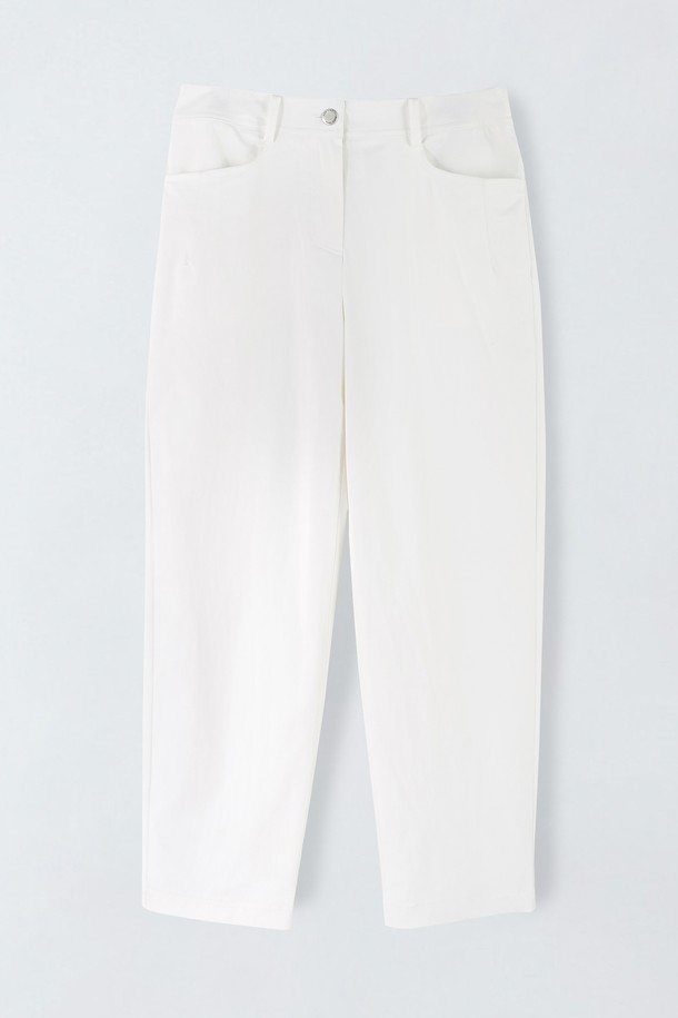 세미 스트레이트 팬츠 S5HM54는 여성 고객을 위한 여름용 바지입니다. 미니멀한 스타일로, 카페룩, 쇼핑룩 등 다양한 TPO에 활용 가능합니다. 나일론과 폴리우레탄 혼방 소재로 제작되어 얇고 시원하며, 비침 걱정 없이 편안하게 착용할 수 있습니다. 화이트, 바닐라베이지 두 가지 색상으로 출시되었으며, 넉넉한 배기핏과 군더더기 없는 실루엣으로 세련된 핏을 연출합니다. 신축성이 좋고 주머니가 있어 실용성을 더했습니다.
