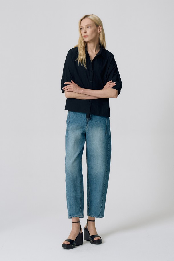 와이드 테이퍼드 밴딩 데님 O5HM18은 캐주얼 스타일의 여성 데님 팬츠입니다. 인디고 컬러의 무지 디자인으로, 봄, 가을, 겨울 3계절 모두 착용 가능합니다. 와이드 핏과 테이퍼드 실루엣이 트렌디하며, 도톰한 두께감과 약간의 신축성으로 편안한 착용감을 제공합니다. 밴딩 처리와 넉넉한 주머니로 활동성을 높였으며, 겨울 데일리룩과 미니멀한 스타일 연출에 적합합니다. 비침 걱정 없이 스타일리시하게 연출할 수 있습니다.
