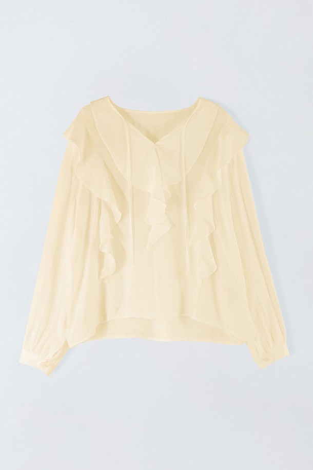 러플 블라우스 O5HM14는 여성스러운 분위기를 연출하는 블라우스입니다. 크림 및 화이트 컬러의 무지 디자인으로, 봄, 가을 계절에 어울립니다. 부드러운 레이온과 나일론 혼방 소재로 제작되었으며, 브이넥과 긴소매, 레귤러핏 레귤러 기장으로 편안하게 착용할 수 있습니다. 얇은 두께감과 러플 디테일이 우아하고 페미닌한 스타일을 더하며, 데이트룩, 카페룩, 모임룩 등 다양한 TPO에 활용 가능합니다. 클래식, 미니멀, 로맨틱 스타일을 즐겨 입는 분들께 추천합니다.
