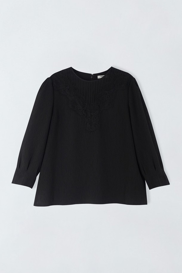 라운드 크링클 블라우스 S5HM52는 여성스러운 무드의 라운드넥 긴소매 블라우스입니다. 봄, 가을에 어울리는 얇은 두께감으로, 데일리룩, 데이트룩, 카페룩, 모임룩 등 다양한 TPO에 활용하기 좋습니다. 크림, 블루, 블랙 세 가지 색상으로 출시되었으며, 레이스 및 주름 디테일이 로맨틱한 분위기를 연출합니다. 폴리에스터 소재에 레귤러핏으로 제작되었으며, 안감이 있어 비침 걱정을 덜 수 있습니다. 신축성은 약간 있으며, 고급스러운 무드를 더해줍니다.
