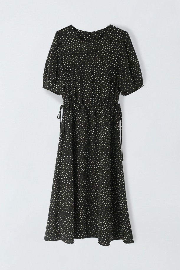 **스트링 플레어 원피스 E5HM53**는 블랙 컬러의 여성용 여름 원피스로, 베이직한 스타일을 연출합니다. 얇은 두께의 폴리에스테르 소재로 제작되었으며 라운드넥에 플레어 치마핏과 반소매 디자인이 특징입니다. 사이드 스트링으로 허리 라인을 조절하여 더욱 여성스러운 실루엣을 연출할 수 있으며, 비침 없이 편안하게 착용 가능합니다.
