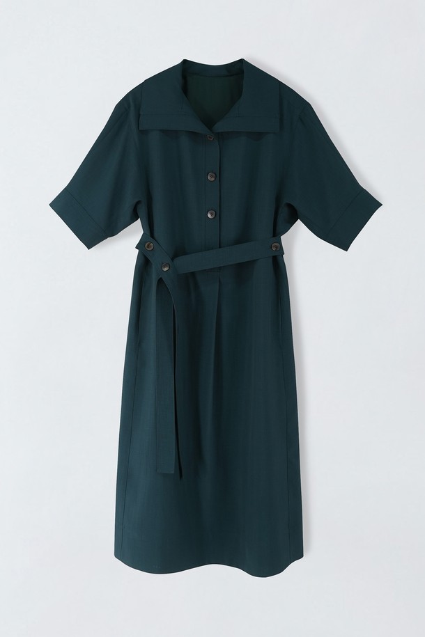 싱그러운 그린과 시원한 블루 컬러로 만나볼 수 있는 여성용 카라 벨티드 원피스입니다. 여름 시즌에 어울리는 반소매 기장과 무지 패턴, 보통 두께감으로 제작되었으며, 벨트 디테일과 주머니를 더해 실용성을 높였습니다. 안감이 있어 비침 걱정 없이 베이직하면서도 클래식한 스타일을 연출할 수 있으며, 신축성은 없습니다.
