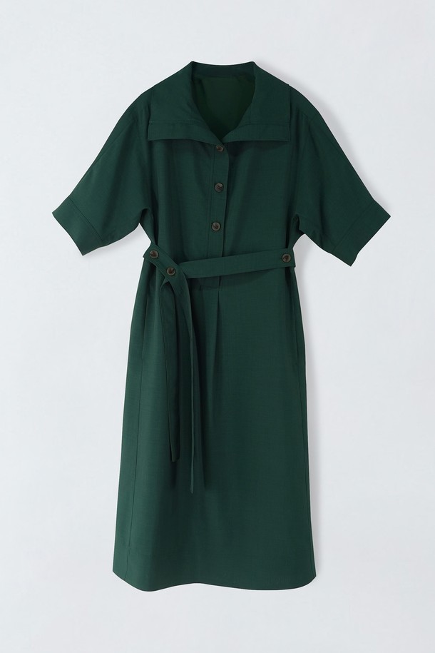 **카라 벨티드 원피스 E5HM52**는 여성용 여름 원피스로, 베이직하면서도 클래식한 스타일을 연출합니다. 그린과 블루 두 가지 색상으로 출시되었으며, 폴리에스테르 소재에 중간 두께감으로 제작되어 편안한 착용감을 제공합니다. H라인 핏에 반소매 디자인, 카라넥과 벨트, 포켓, 안감, 비침 방지 기능까지 갖춰 실용성을 더했으며, 신축성은 없습니다.
