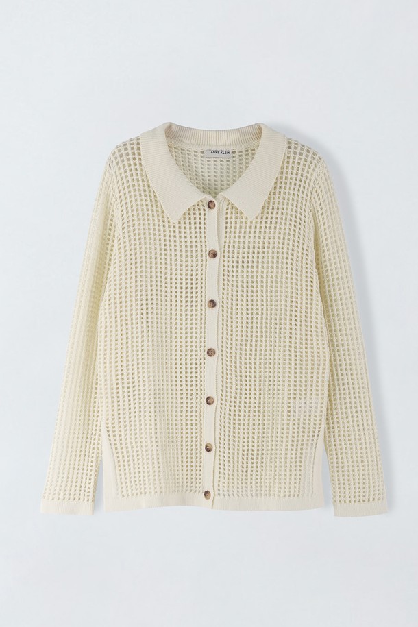 와플 패턴의 브라운, 크림 색상 와플 니팅 가디건 S5HM58입니다. 여성용으로 봄, 가을에 일상복으로 착용하기 좋으며, 면 소재의 라운드넥 긴소매 레귤러 핏입니다. 두꺼운 두께감과 좋은 신축성을 가지며, 비침이 있는 베이직 스타일의 니트/스웨터입니다.
