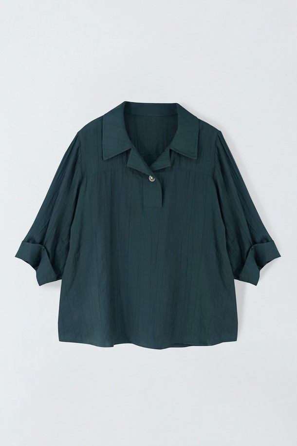 여성용 루즈핏 링클 블라우스입니다. 그린, 네이비 색상으로 제공되며, 여름철 일상복으로 적합합니다. 레이온, 나일론 혼방 소재의 무지 패턴, 반소매 디자인으로 얇고 시원하게 착용 가능하며, 카라 네크라인이 특징입니다.
