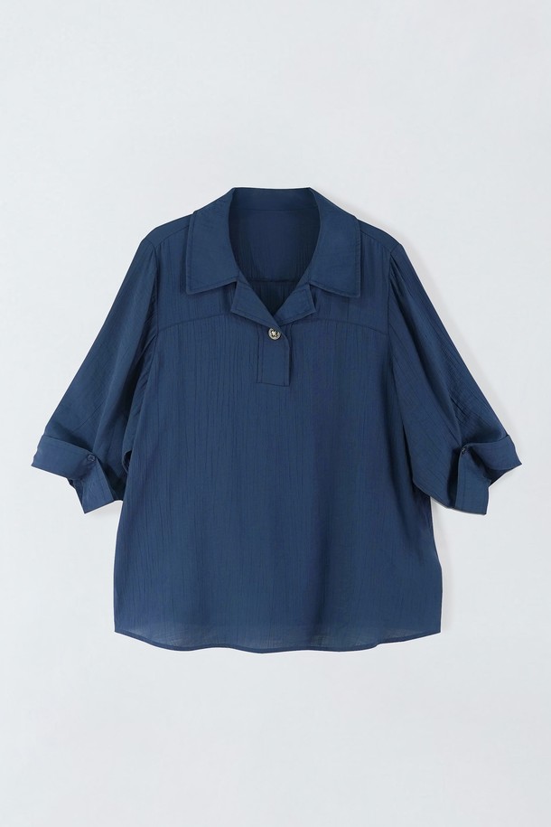 여성용 루즈핏 링클 블라우스입니다. 그린, 네이비 색상으로 제공되며, 여름철 일상복으로 적합합니다. 레이온과 나일론 혼방 소재로 제작되었으며, 반소매 카라 디자인의 얇고 가벼운 무지 블라우스입니다.
