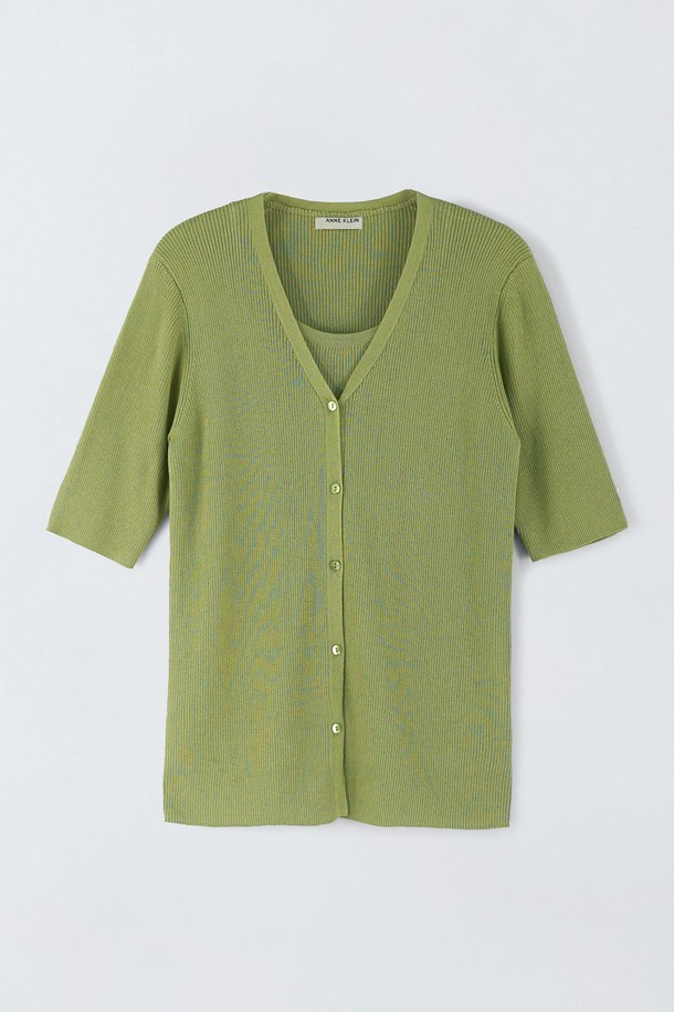 여성용 가디건 레이어드 니트 S5HM65는 레이온, 나일론 혼방 소재로 제작되어 여름에도 시원하게 착용 가능하며, 블랙, 카키베이지 색상으로 베이직한 스타일을 연출합니다. V넥 디자인에 앞면 안감이 덧대어져 있으며, 신축성이 좋아 편안한 레귤러 핏을 제공하는 반소매 상의입니다. 무지 패턴으로 다양한 하의와 매치하기 용이하며, 일상에서 활용하기 좋은 활용도 높은 아이템입니다.
