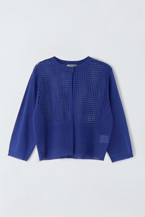 라운드 펀칭 가디건 S5HM62는 여성용 상의로, 블루와 그레이 두 가지 색상으로 출시되었습니다. 여름 계절에 어울리는 얇은 두께의 라운드넥 긴소매 가디건으로, 펀칭 무늬가 특징입니다. 신축성이 좋고 비침이 있어, 데이트룩과 카페룩, 미니멀, 캐주얼, 클래식 스타일을 연출하기 좋습니다. 레귤러핏의 레귤러 기장으로 제작되었으며, 아크릴과 폴리에스터 혼방 소재로 편안함을 더했습니다.
