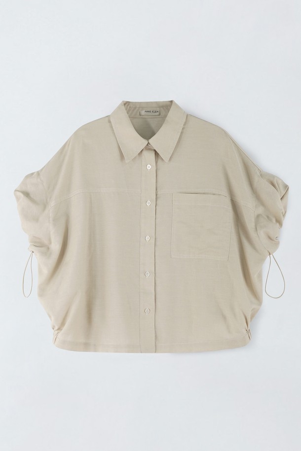 스트링 숄더 블랜디드 마 셔츠 S5HM60은 여성 여름 상의로, 미니멀하고 여성스러운 스타일을 연출합니다. 라이트베이지와 블루 두 가지 색상으로 제공되며, 셔츠칼라와 크롭 기장이 특징입니다. 면과 마 혼방 소재로 제작되어 통기성이 좋고, 드롭 숄더 디자인과 소매 스트랩으로 유니크한 분위기를 더합니다. 가슴 포켓이 있으며, 비침 없이 편안하게 착용할 수 있습니다. 데이트룩이나 카페룩에 잘 어울리는 아이템입니다.
