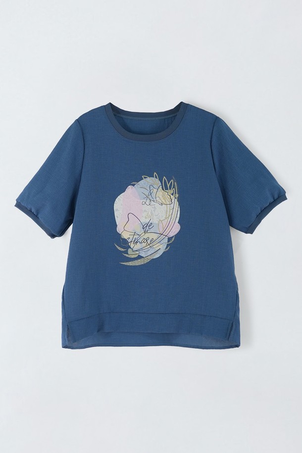 시원한 여름을 위한 여성 플라워 티셔츠 E5HM57입니다. 블루와 화이트 두 가지 색상으로 제공되며, 얇은 두께의 폴리에스터 소재로 제작되어 가볍고 편안한 착용감을 선사합니다. 라운드넥에 반소매 디자인, 화사한 플라워 패턴으로 일상에서 산뜻하게 연출할 수 있습니다. 비침이 있을 수 있으니 밝은 색상의 속옷 착용에 유의하세요.
