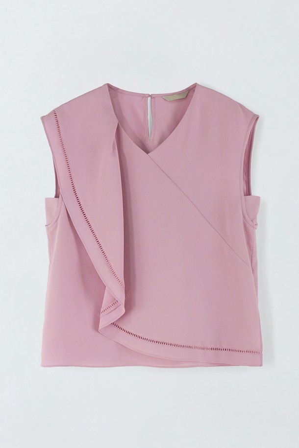 여성스러운 무드의 V넥 프릴 블라우스 N5HM38입니다. 얇은 두께감과 민소매 디자인으로 시원하게 착용 가능하며, 핑크와 화이트 두 가지 색상으로 만나보실 수 있습니다. 폴리에스터 소재의 무지 블라우스로, 프릴 디테일이 여성스러운 포인트를 더하며, 화이트 컬러는 약간의 비침이 있을 수 있습니다.
