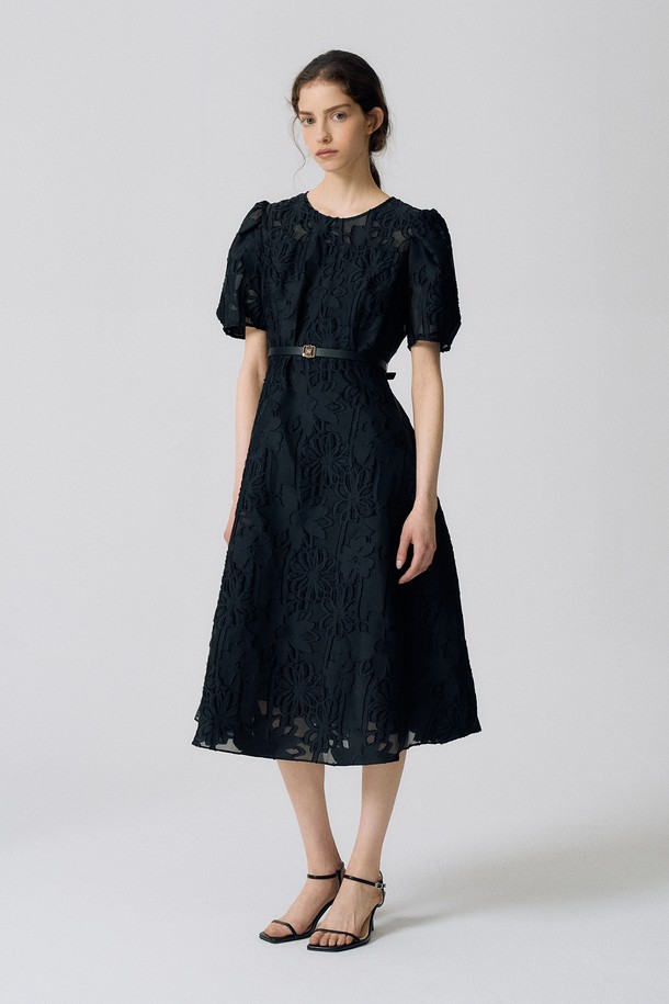 플라워 퍼프 블랙 드레스 N5HM49는 격식 있는 자리와 특별한 날을 위한 우아하고 엘레강스한 분위기의 여성 원피스입니다. 폴리에스터 소재의 블랙 컬러 드레스로, 플라워 자수 패턴과 퍼프 소매가 여성스러운 포인트를 더합니다. 시스루 스커트 밑단과 벨트 디테일, 그리고 안감으로 섬세함을 살린 디자인으로, 여성스러운 실루엣을 연출합니다.
