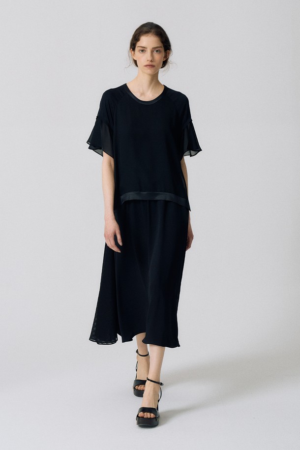 세련된 블랙 컬러의 라인 테잎 드레스입니다. 플레어 핏과 라운드넥 디자인, 반소매 기장으로 여성스러운 실루엣을 연출하며, 시스루 디테일과 블라우스 형태 디자인으로 포인트를 더했습니다. 폴리에스터 소재에 안감이 있어 비침 걱정 없이 편안하게 착용 가능하며, 여름철 일상복으로 우아하고 세련된 스타일을 완성합니다.
