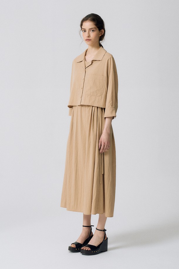 세련된 스타일을 연출하는 여성 블라우스 스트링 원피스 S5HM82입니다. 스키베이지와 다크네이비 두 가지 컬러로 출시되었으며, 봄, 여름, 가을 계절에 활용하기 좋습니다. 레이온과 나일론 혼방 소재로 제작되어 주름진 촉감과 단정한 핏을 자랑하며, 반소매 디자인과 무지 패턴으로 미니멀한 스타일을 완성합니다.
