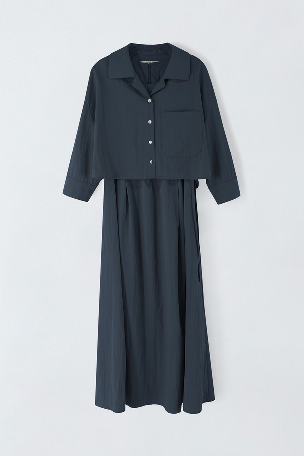 세련된 디자인의 여성 블라우스 스트링 원피스입니다. 레이온과 나일론 혼방의 부드러운 소재로 제작되었으며, 봄, 여름, 가을 시즌에 적합합니다. 미니멀한 스타일의 무지 패턴으로, 스키베이지와 다크네이비 두 가지 컬러로 만나보실 수 있습니다. 블라우스와 원피스 세트 구성에 주름진 텍스처와 포켓 디테일이 있어 실용성과 디자인을 모두 갖췄습니다.
