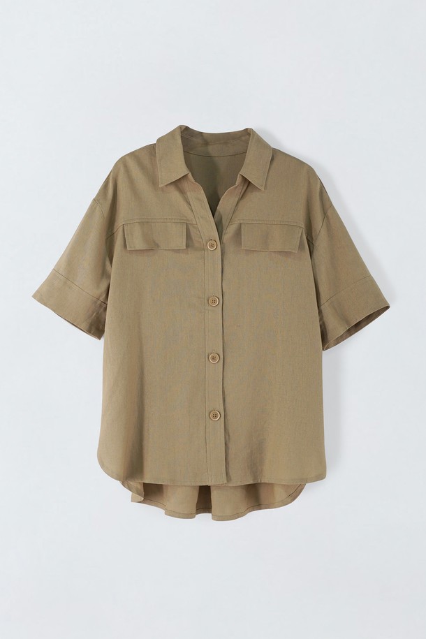 린넨 블랜디드 플랩 블라우스 E5HM64는 여름 시즌에 시원하게 착용하기 좋은 여성 블라우스입니다. 바닐라베이지, 카키, 네이비 세 가지 색상으로 출시되었으며, 마와 레이온 혼방 소재로 제작되어 통기성이 우수합니다. 루즈핏 크롭 기장으로, 베이직하고 캐주얼한 스타일을 연출하며 오픈형 버튼과 반소매 디자인이 특징입니다.
