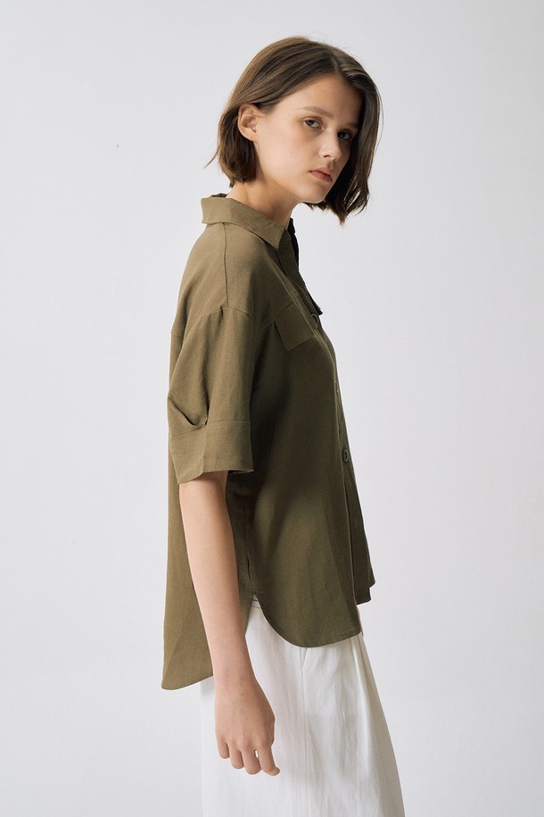 린넨 블랜디드 플랩 블라우스 E5HM64는 시원한 여름을 위한 여성 블라우스로, 바닐라베이지, 카키, 네이비 세 가지 색상으로 출시되었습니다. 마와 레이온 혼방 소재로 제작되어 통기성이 좋고, 루즈핏 디자인에 반소매 기장으로 편안한 착용감을 제공합니다. 베이직하고 캐주얼한 스타일로 데일리룩에 활용하기 좋으며, 오픈형 네크라인과 버튼 여밈, 레이어드 가능한 디자인이 특징입니다.
