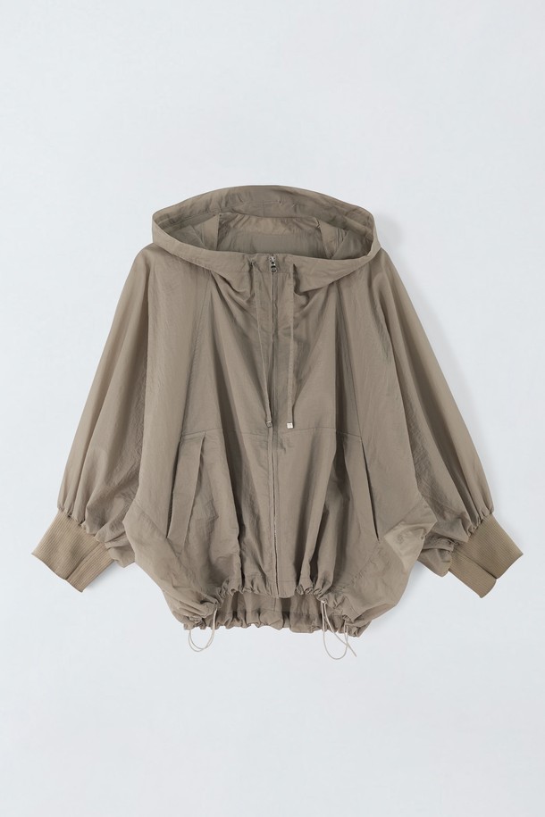 돌먼 윈드 숏 점퍼 E5HM61은 여성용 점퍼입니다. 다크네이비, 다크베이지 두 가지 색상으로 출시되었으며, 봄, 여름, 가을에 착용하기 좋습니다. 얇은 두께의 나일론 소재로 제작되었으며, 캐주얼하고 미니멀한 스타일을 연출합니다. 일상생활이나 가벼운 산책 시 편안하게 걸칠 수 있으며, 루즈핏과 라글란 소매, 포켓 디테일이 특징입니다. 집업 방식으로 간편하게 여밀 수 있는 숏 기장의 돌먼 재킷입니다.
