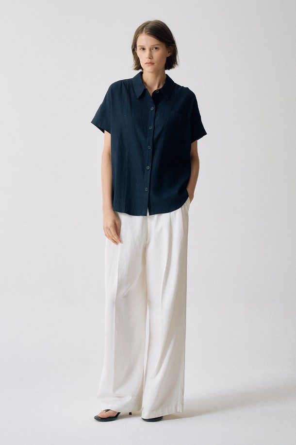 린넨 블랜디드 포켓 블라우스 E5HM66은 여름철 시원하게 착용하기 좋은 여성 블라우스입니다. 부드러운 린넨과 레이온 혼방 소재로 제작되어 통기성이 뛰어나며, 루즈핏과 라운드넥 디자인으로 편안한 착용감을 선사합니다. 네이비 컬러의 무지 디자인에 가슴 포켓 디테일이 더해져 베이직하면서도 캐주얼한 스타일을 연출하며, 오픈형 버튼으로 레이어드하여 다양한 스타일링을 할 수 있습니다.
