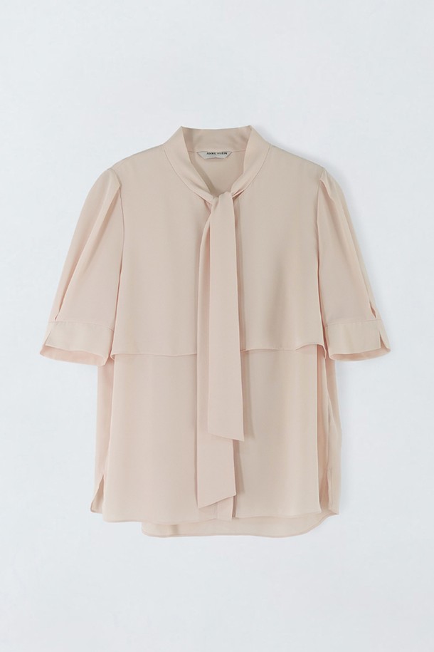 페일핑크, 다크네이비, 화이트 3가지 컬러로 출시된 여성 타이 반소매 블라우스 O5HM23입니다. 가볍고 시원한 폴리에스터 소재에 플리츠 디테일과 타이 디자인으로 페미닌하고 세련된 무드를 연출합니다. 얇은 두께감으로 여름철에도 시원하게 착용 가능하며, 일상 및 하객룩으로 활용하기 좋습니다.
