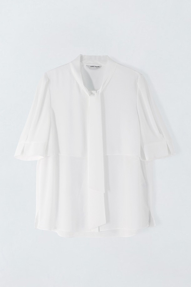 "타이 반소매 블라우스 O5HM23"은 여성스러운 스타일을 연출하는 여름 블라우스입니다. 얇고 촤랑거리는 폴리에스터 소재로 제작되었으며, 플리츠 패턴과 타이 네크라인이 특징입니다. 다크 네이비, 페일 핑크, 화이트 세 가지 색상으로 제공되며, 일상 및 하객룩에 적합합니다.
