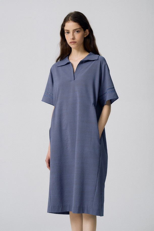 시원한 시어서커 소재의 여성스러운 V넥 카라 원피스입니다. 블루와 네이비 두 가지 색상으로 제공되며, 허리 스트링 디테일과 포켓으로 실용성을 더했습니다. 얇은 두께감과 약간의 신축성으로 여름철에도 편안하게 착용할 수 있으며, 비침 걱정 없이 시원하게 즐길 수 있습니다.
