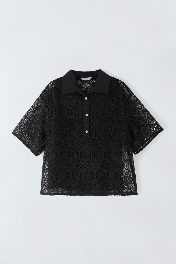 화이트와 블랙 컬러로 만나볼 수 있는 카라 크로셰 블라우스 N5HM58입니다. 시원한 촉감의 폴리에스터와 면 혼방 소재로 제작되었으며, 여성스러운 스타일을 연출하는 레귤러 핏 블라우스입니다. 크로셰와 레이스 패턴, 반소매 디자인에 셔츠 칼라와 버튼 디테일로 포인트를 더했으며, 통기성이 좋아 여름철에도 쾌적하게 착용할 수 있습니다. 밝은 계열은 비침이 있을 수 있으니, 세트로 구성된 나시와 함께 레이어드하여 스타일리시하게 연출해 보세요.
