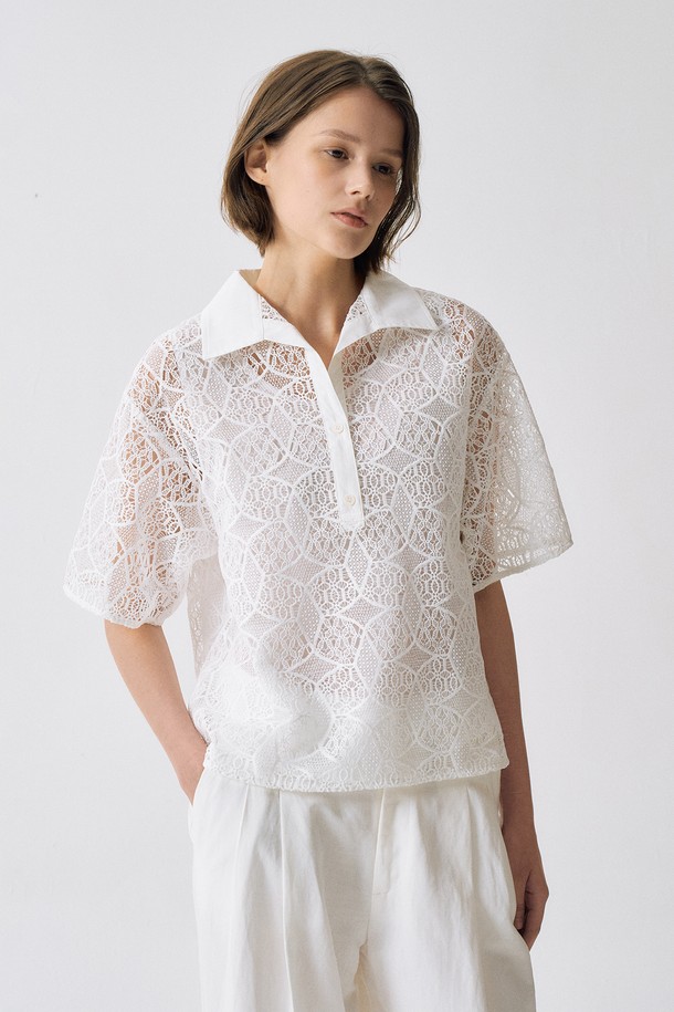 시원한 면과 폴리에스터 혼방 소재의 여성스러운 카라 크로셰 블라우스입니다. 화이트와 블랙 두 가지 색상으로 제공되며, 반소매 기장과 레귤러핏으로 편안하게 착용할 수 있습니다. 레이스/크로셰 패턴과 버튼 디테일이 돋보이며, 통기성이 좋아 여름철에도 시원하게 즐길 수 있습니다.
