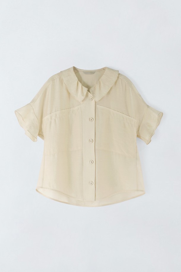 "프릴 카라 블라우스 N5HM59"는 여성스러운 스타일을 연출하는 여름용 블라우스입니다. 모카브라운, 라이트베이지 두 가지 색상으로 출시되었으며, 힙 기장의 루즈핏으로 편안하게 착용할 수 있습니다. 부드러운 촉감의 리오셀, 나일론, 레이온, 실크 혼방 소재에 프릴 카라 디테일을 더해 여성스러움을 강조했습니다. 데이트룩, 카페룩 등 다양한 TPO에 활용 가능하며, 클래식, 로맨틱, 미니멀 스타일을 즐기는 분들께 추천합니다. 밝은 계열은 약간의 비침이 있을 수 있으며, 신축성은 없습니다.
