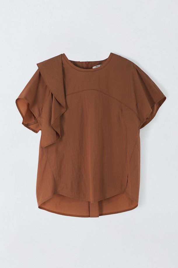 여성스러운 무드의 사이드프릴 크링클 블라우스 O5HM26입니다. 시원한 스카이블루와 베이지 두 가지 컬러로 만나볼 수 있으며, 얇은 두께감과 약간의 신축성으로 편안한 착용감을 선사합니다. 라운드넥에 반소매 기장이며, 크링클 텍스처와 사이드 프릴 디테일이 특징이며 비침 걱정 없이 여름철 데일리룩을 완성할 수 있습니다.
