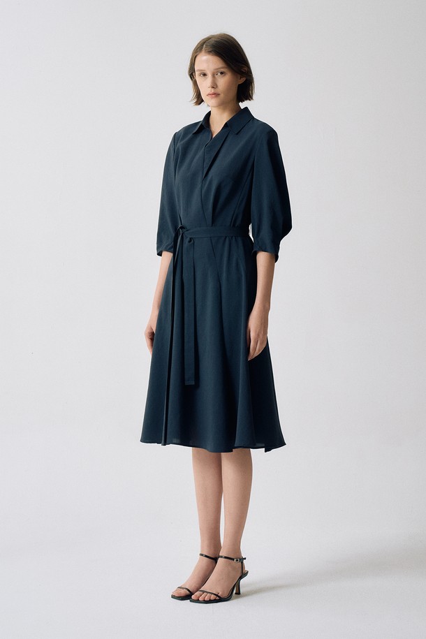 세련된 무드의 V넥 카라 벨티드 원피스 S5HM90입니다. 부드러운 폴리에스터 소재의 얇은 두께감으로 여름철 시원하게 착용 가능하며, 우아하고 여성스러운 스타일을 연출합니다. 다크네이비와 오렌지 두 가지 컬러로 제공되며, 벨트 디테일과 플레어 치마, 반소매 디자인이 특징이며, 하객룩과 워크룩으로 활용하기 좋습니다.
