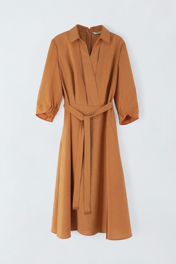 세련된 V넥 디자인이 돋보이는 여성용 벨티드 원피스입니다. 다크네이비와 오렌지 두 가지 컬러로 제공되며, 얇은 두께감과 부드러운 촉감으로 편안한 착용감을 선사합니다. 하객룩 또는 데일리룩으로 활용하기 좋으며, 긴 소매와 우아한 스타일이 여성스러운 분위기를 더해줍니다.
