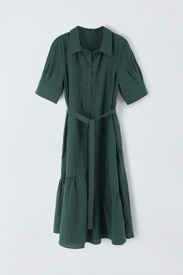 벨트 카라 원피스 S5HM88는 여성스러운 실루엣을 연출하는 여름 원피스입니다. 딥그린과 다크그레이 두 가지 색상으로 제공되며, 시원한 나일론, 면, 스판 혼방 소재로 제작되어 바스락거리는 촉감과 부드러움을 선사합니다. A라인 플레어 스커트와 반소매 디자인이 특징이며, 레글런 어깨 라인과 벨트 구성으로 단정하고 여성스러운 스타일을 완성합니다. 데이트룩, 카페룩, 모임룩 등 다양한 TPO에 활용 가능하며, 클래식, 미니멀, 로맨틱 스타일을 즐기는 분들께 추천합니다.
