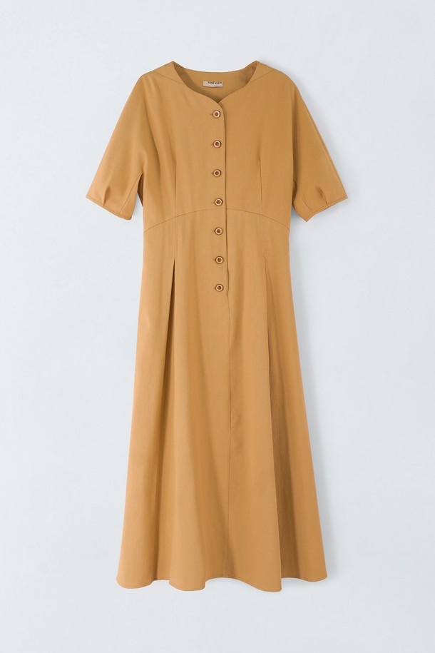 라운드 넥 디자인에 레론, 골든레그로 두 가지 색상으로 출시된 여성용 플레어 원피스입니다. 폴리에스터, 면, 린넨 혼방의 도톰한 소재로 제작되었으며, 안감, 주머니, 레글런 슬리브, 그리고 뛰어난 신축성을 갖춰 편안한 착용감을 제공합니다. 무지 디자인에 반소매 기장으로 여름철 베이직한 데일리룩을 완성할 수 있는 아이템입니다.
